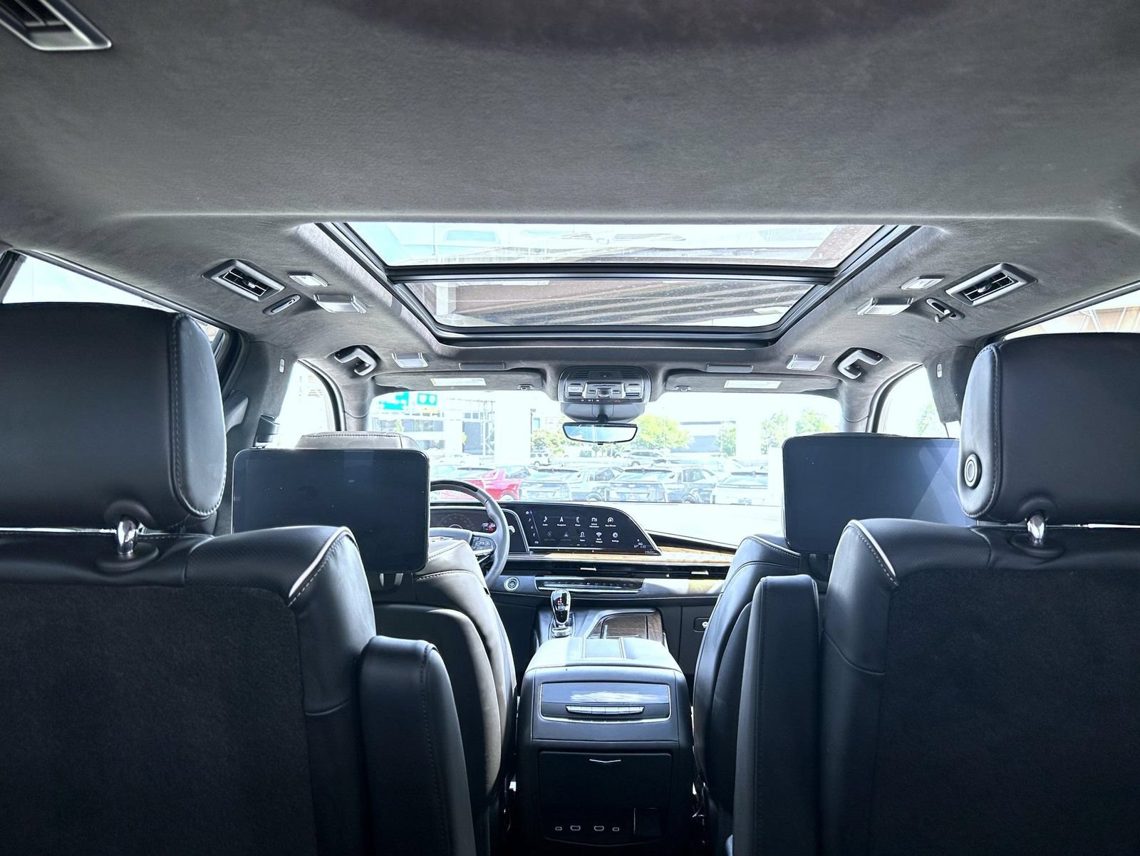 Certified 2024 Cadillac Escalade Premium Luxury Platinum w/ Heavy-Duty Trailer Package AWD/4WD image 31