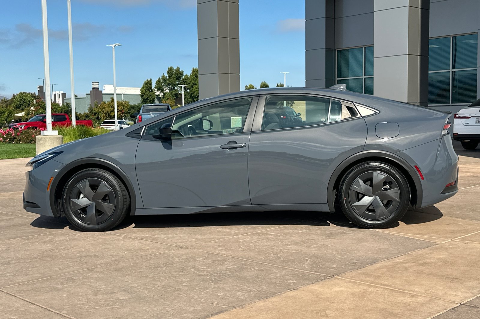 Used 2025 Toyota Prius LE FWD image 7
