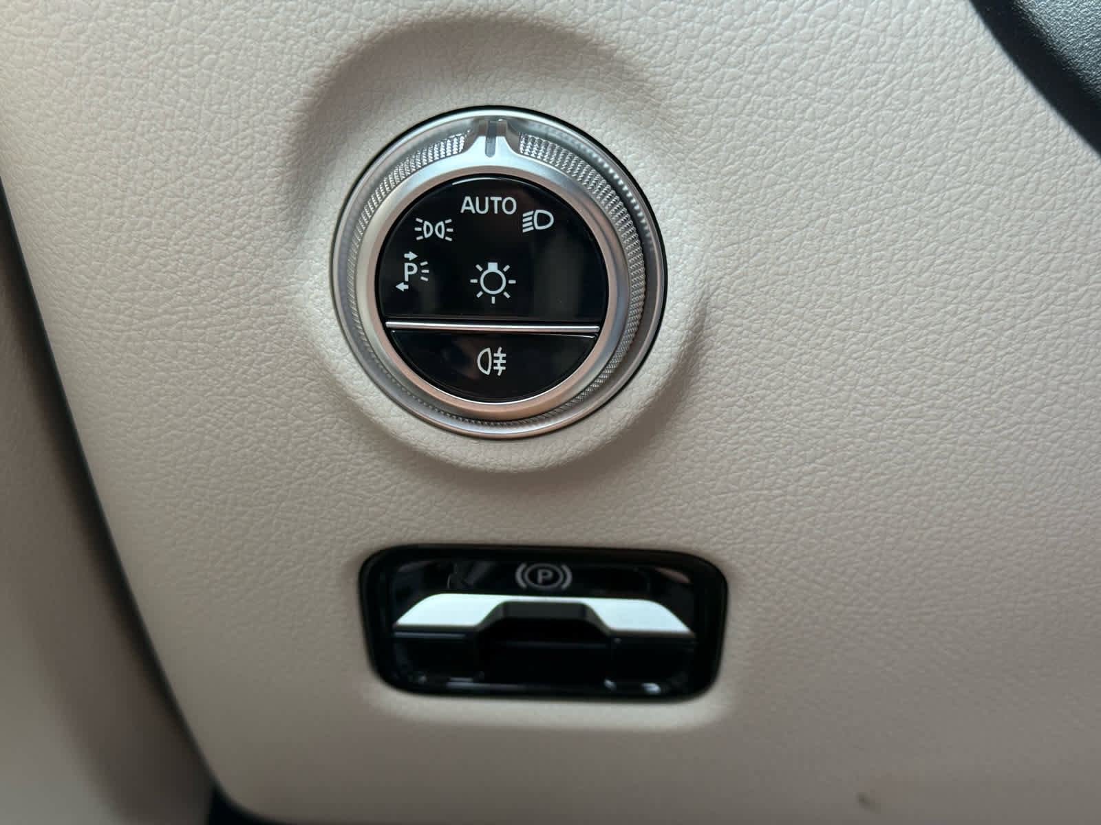 Used 2025 Mercedes-Benz C 300 4MATIC Sedan image 25