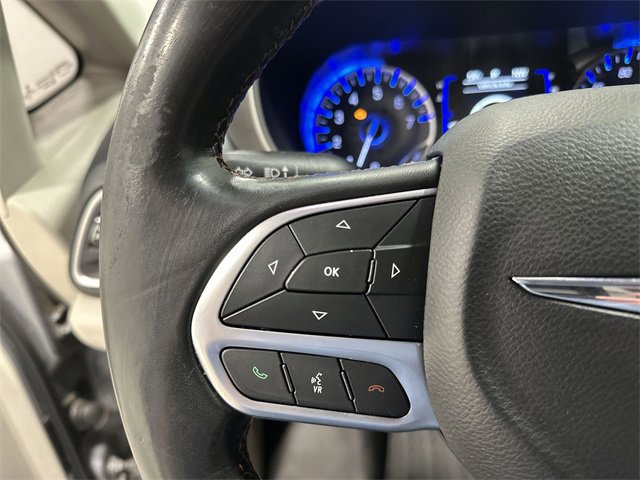 Used 2020 Chrysler Pacifica Touring-L image 39