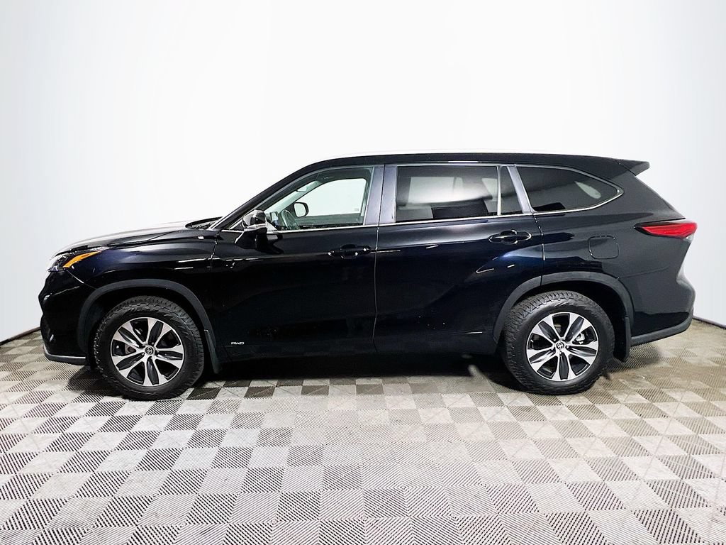 Used 2023 Toyota Highlander XLE AWD/4WD image 4