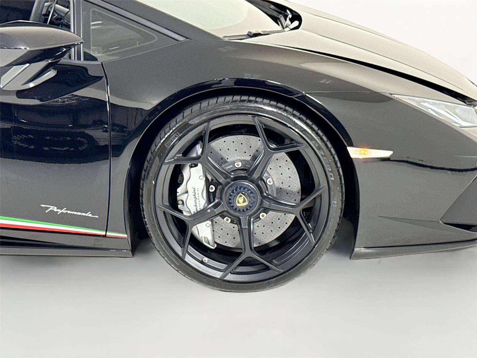 Used 2018 Lamborghini Huracan Performante AWD/4WD image 40
