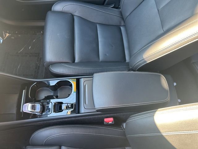 Certified 2025 Volvo XC40 B5 Plus AWD/4WD image 26