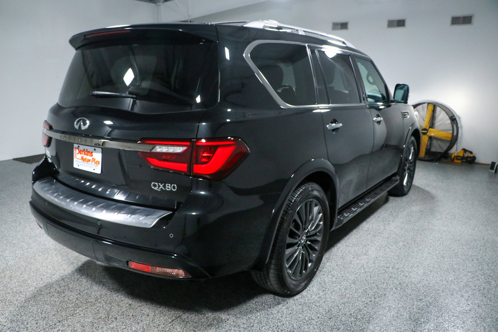 Used 2024 INFINITI QX80 Premium Select w/ All-Season Package image 7