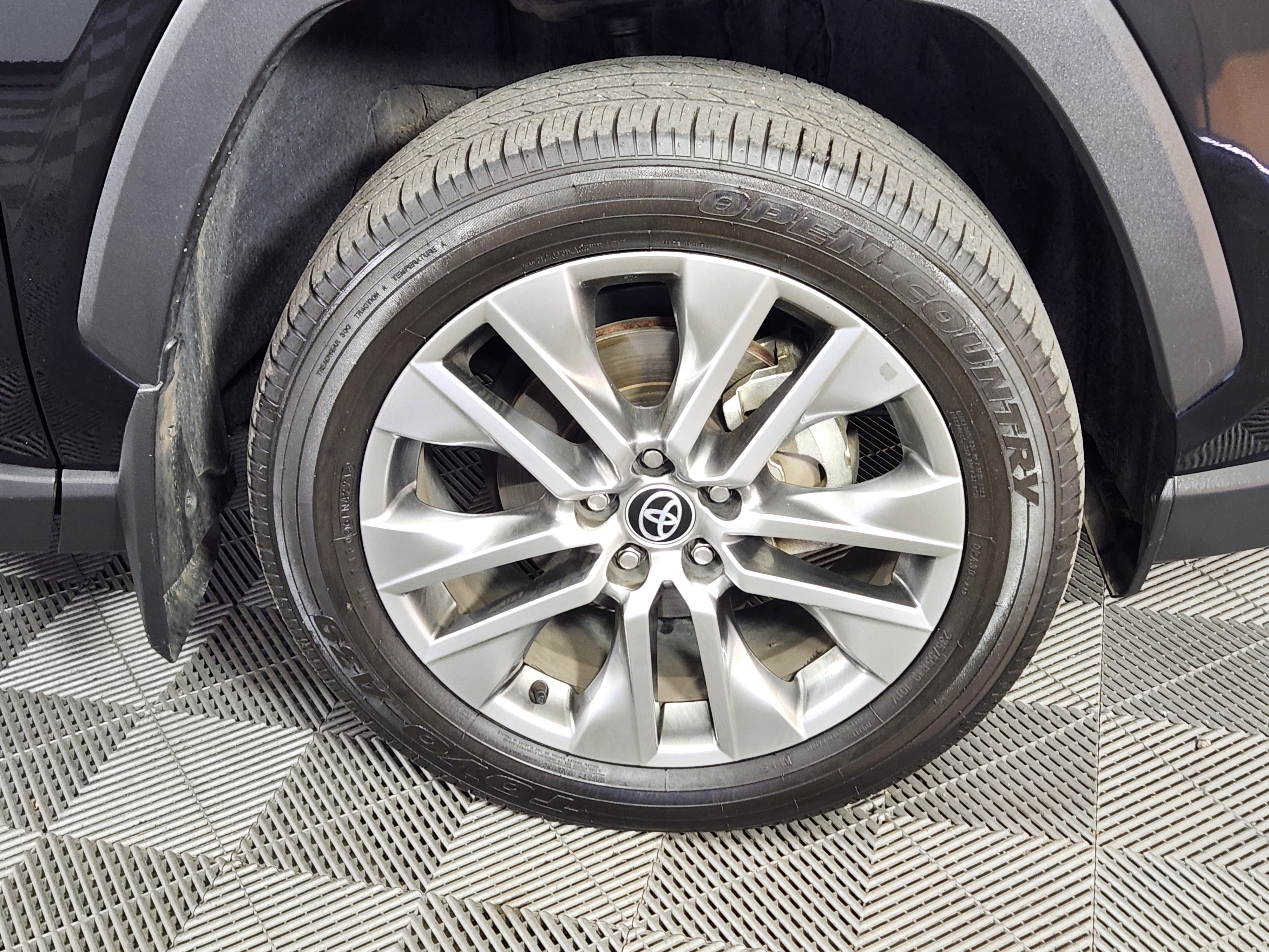 Used 2022 Toyota RAV4 XLE Premium FWD image 9