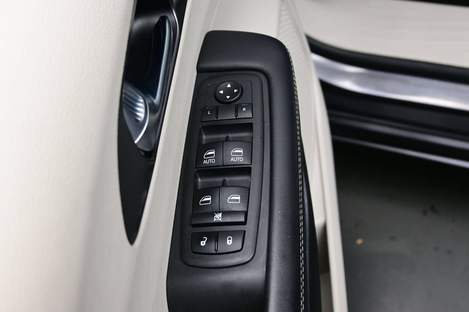 Used 2023 Chrysler Pacifica Touring-L FWD image 13