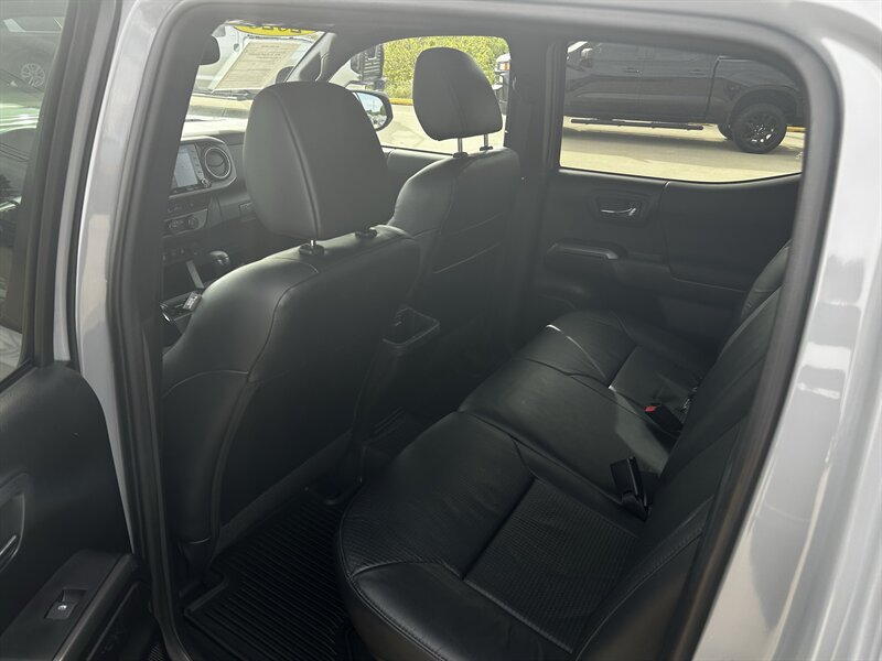 Used 2020 Toyota Tacoma TRD Sport w/ TRD Premium Sport Package AWD/4WD image 11