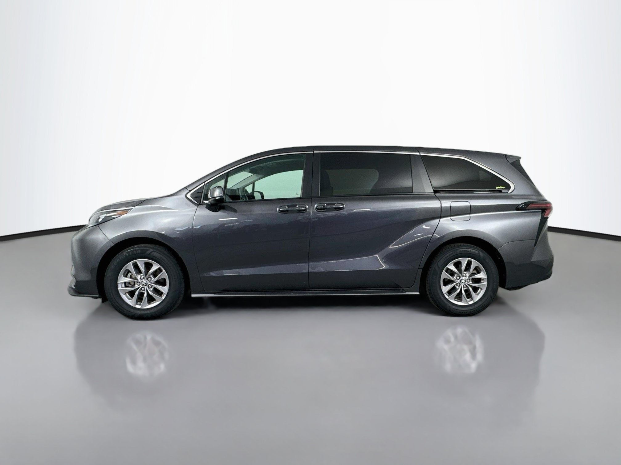 Certified 2025 Toyota Sienna LE FWD image 4