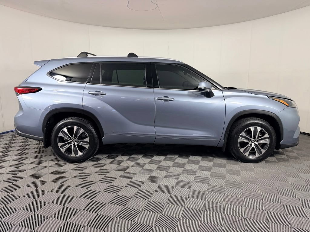 Used 2022 Toyota Highlander XLE FWD image 3