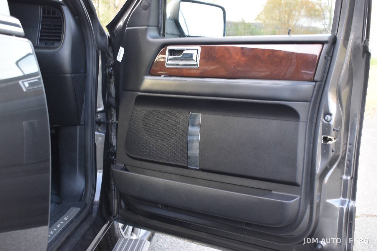 Used 2017 Lincoln Navigator Select AWD/4WD image 9