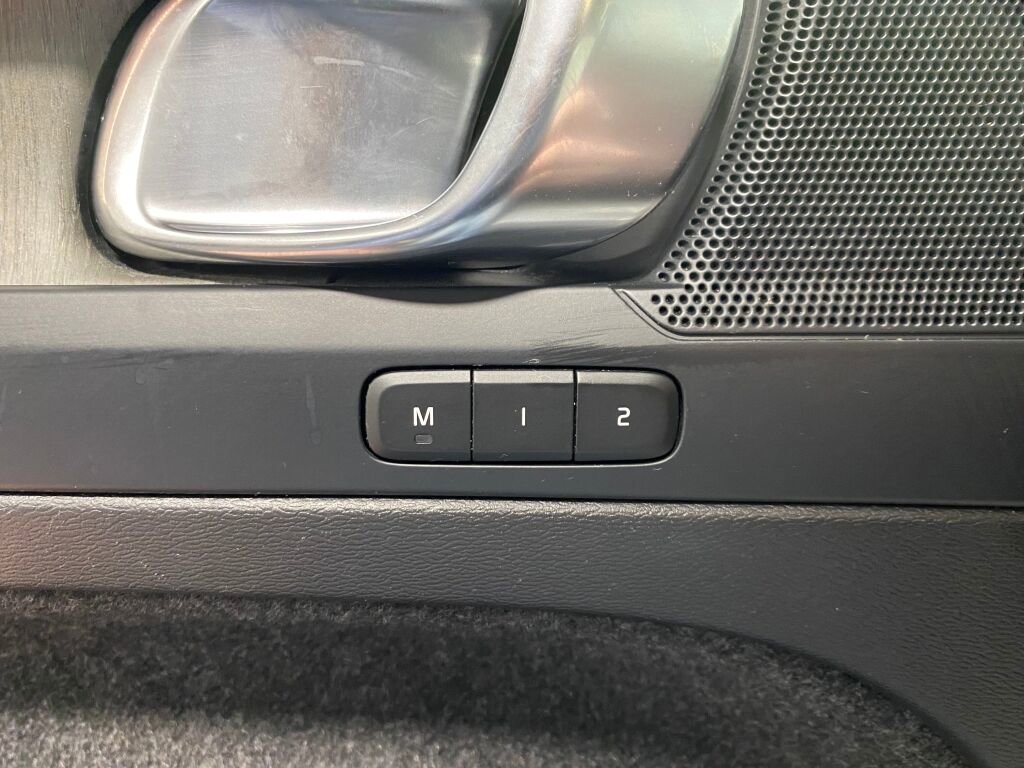 Used 2023 Volvo XC40 B5 Core image 18