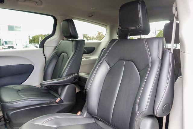 Used 2024 Chrysler Pacifica Select image 24