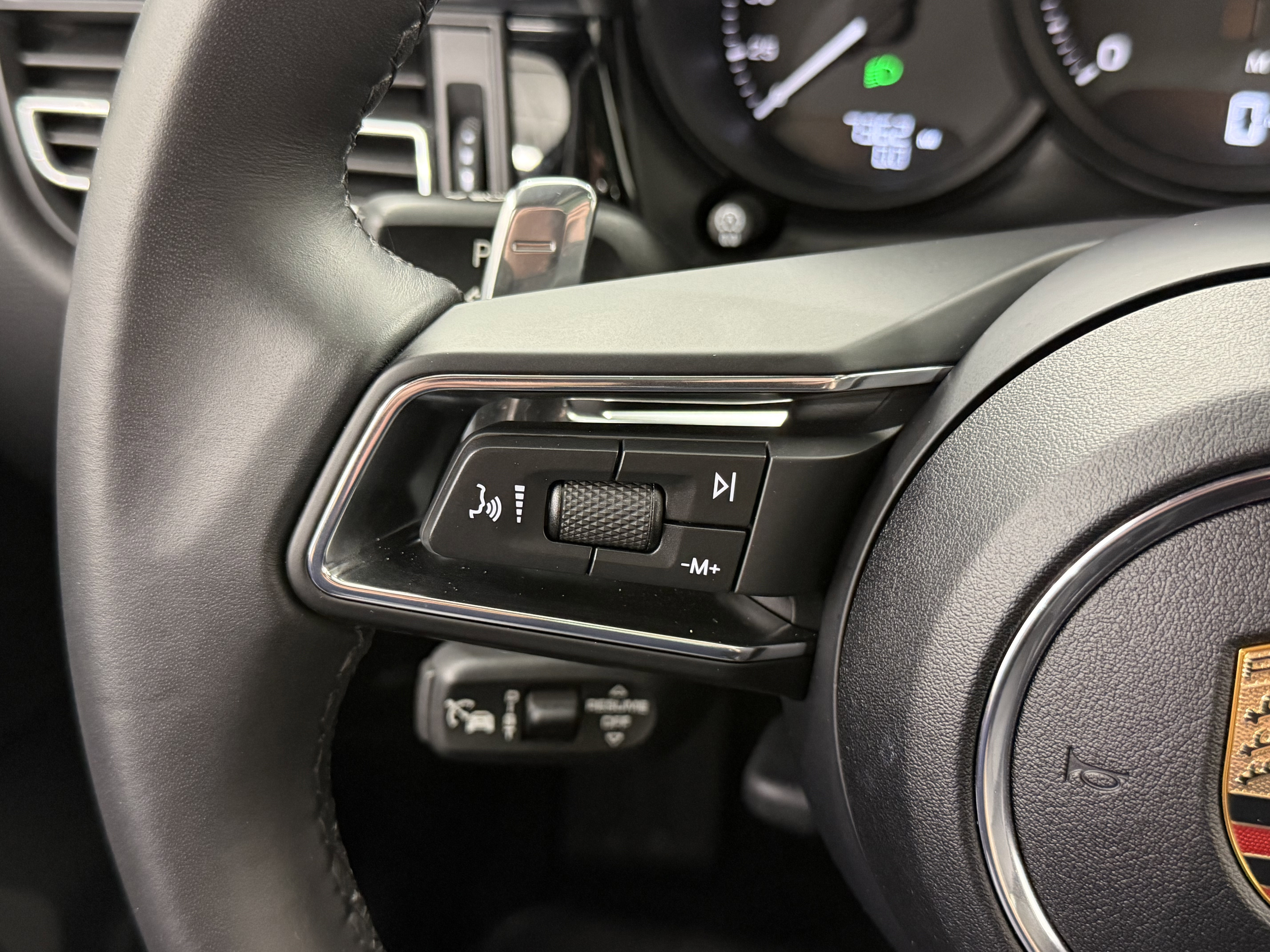 Certified 2025 Porsche Macan AWD/4WD image 45