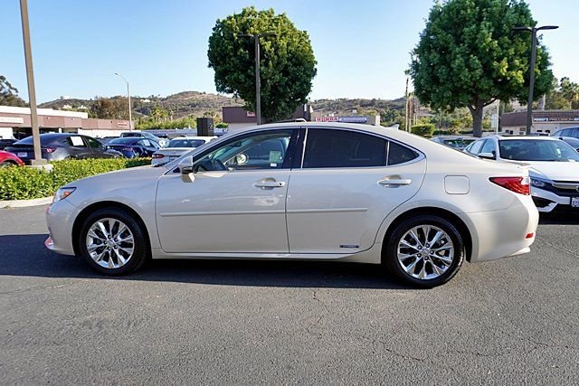 Used 2014 Lexus ES 300h w/ Luxury Package w/Bamboo Trim FWD image 8