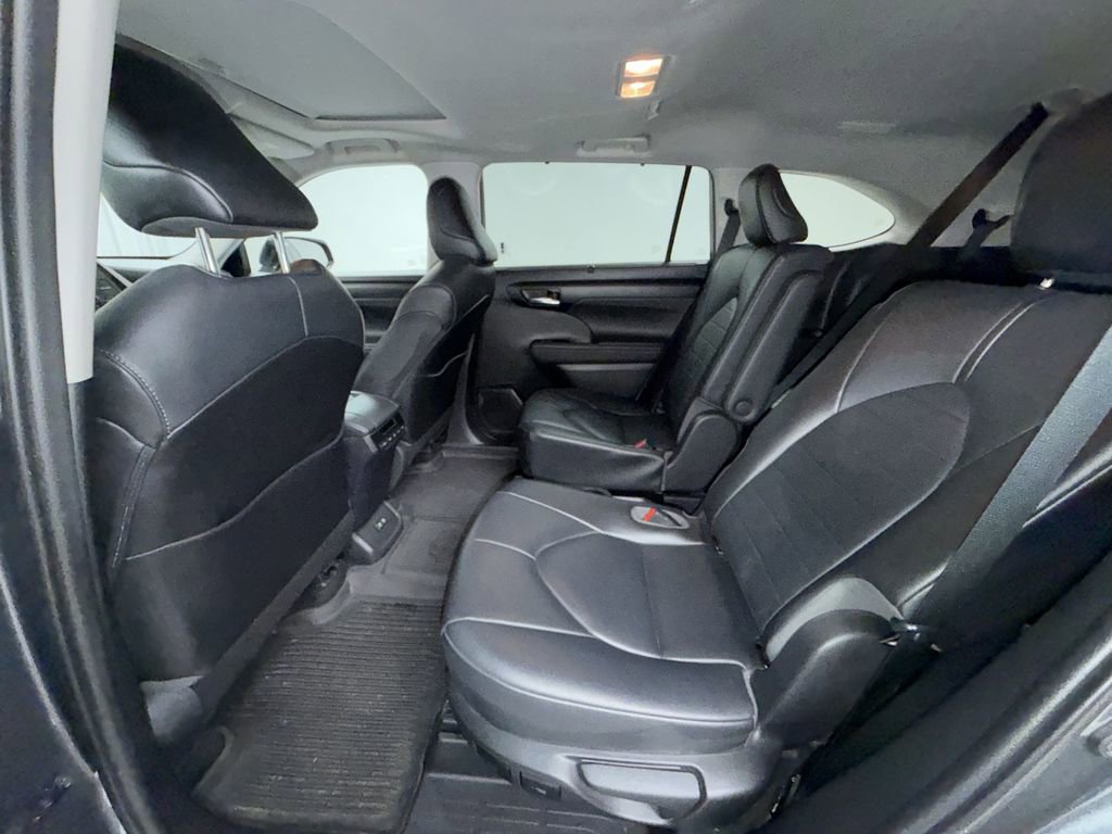 Used 2020 Toyota Highlander XLE image 4