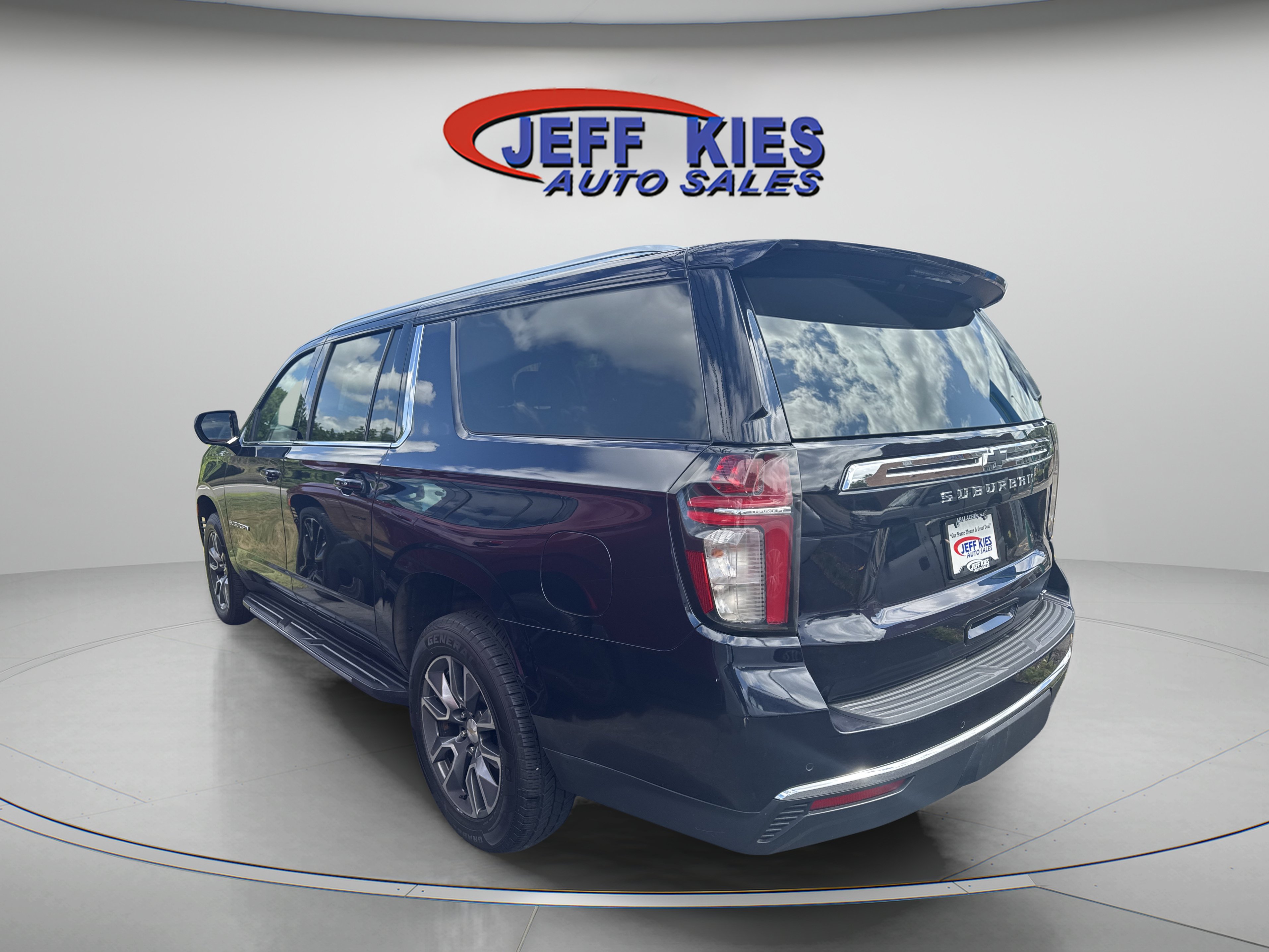 Used 2022 Chevrolet Suburban LT AWD/4WD image 7