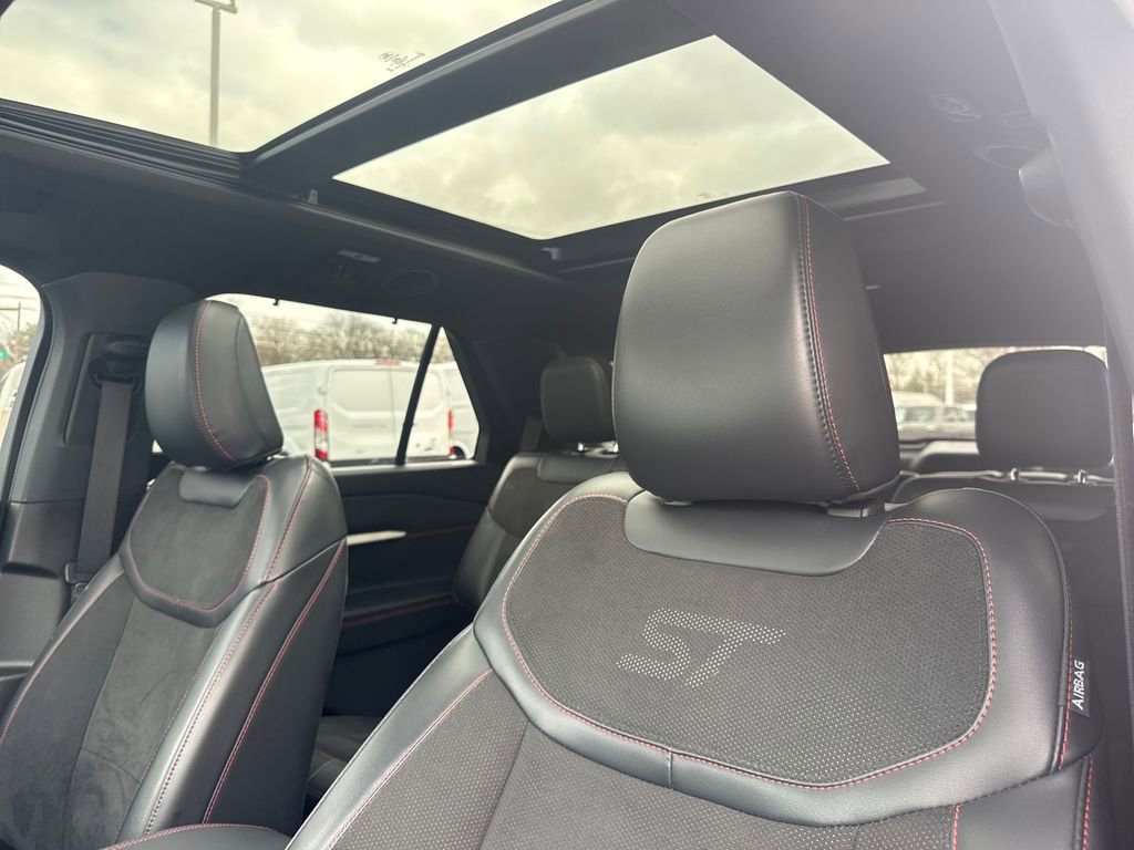 Used 2025 Ford Explorer ST image 28
