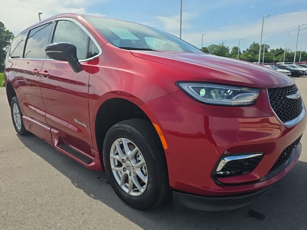 Used 2024 Chrysler Pacifica Touring-L FWD image 3