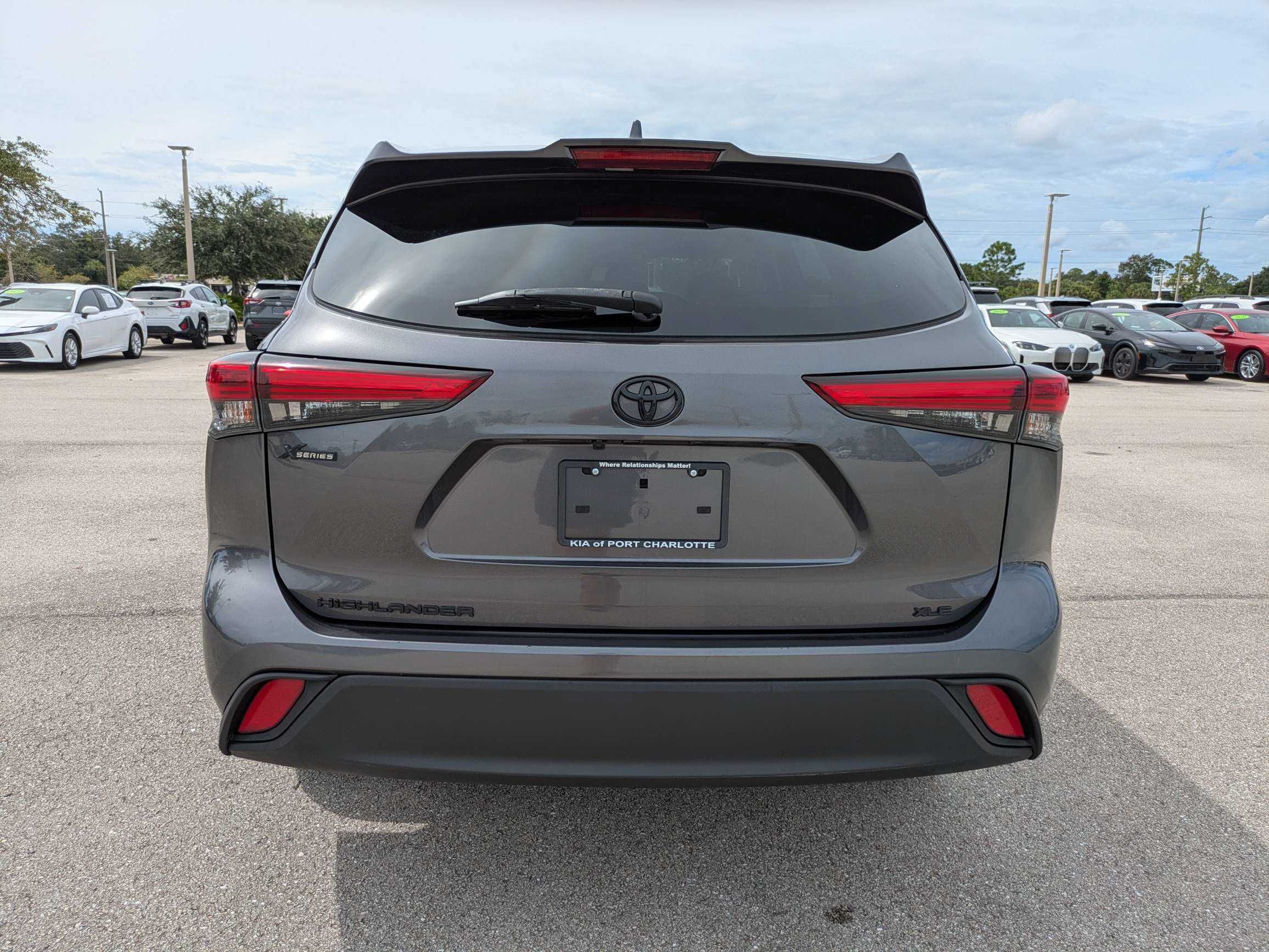 Used 2023 Toyota Highlander XLE FWD image 5
