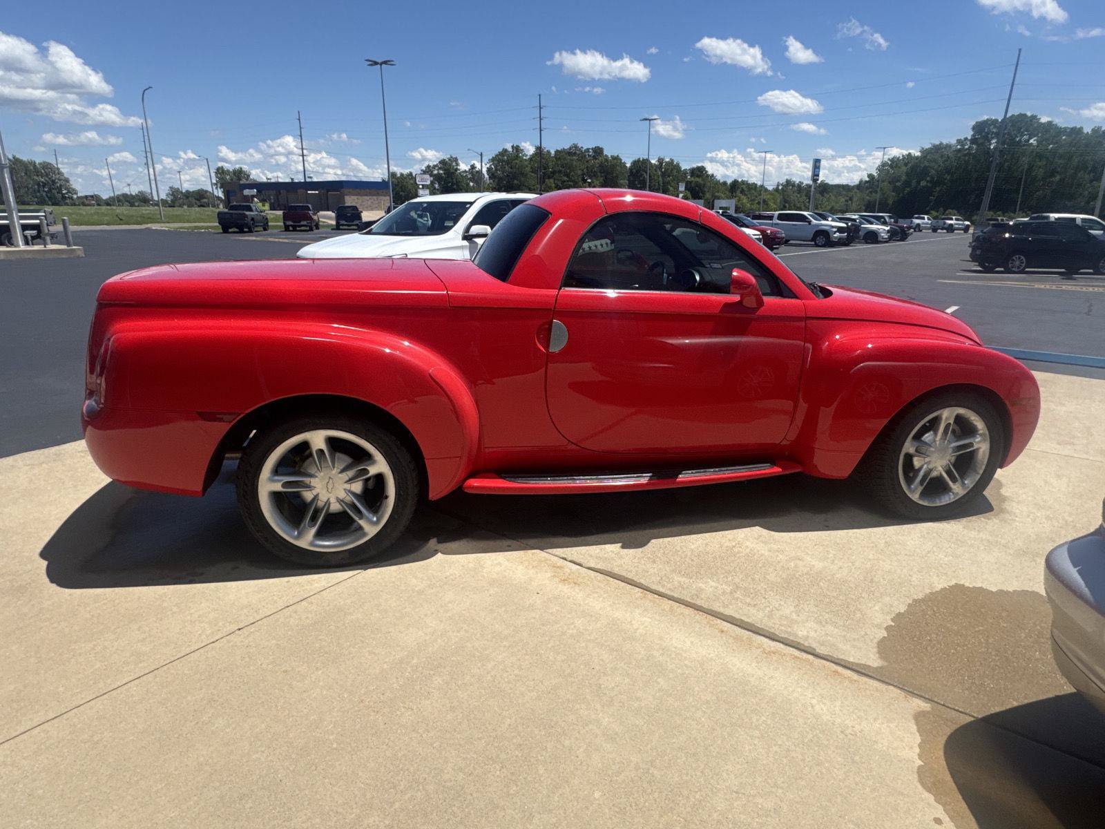 Used 2005 Chevrolet SSR w/ Preferred Equipment Group RWD image 2