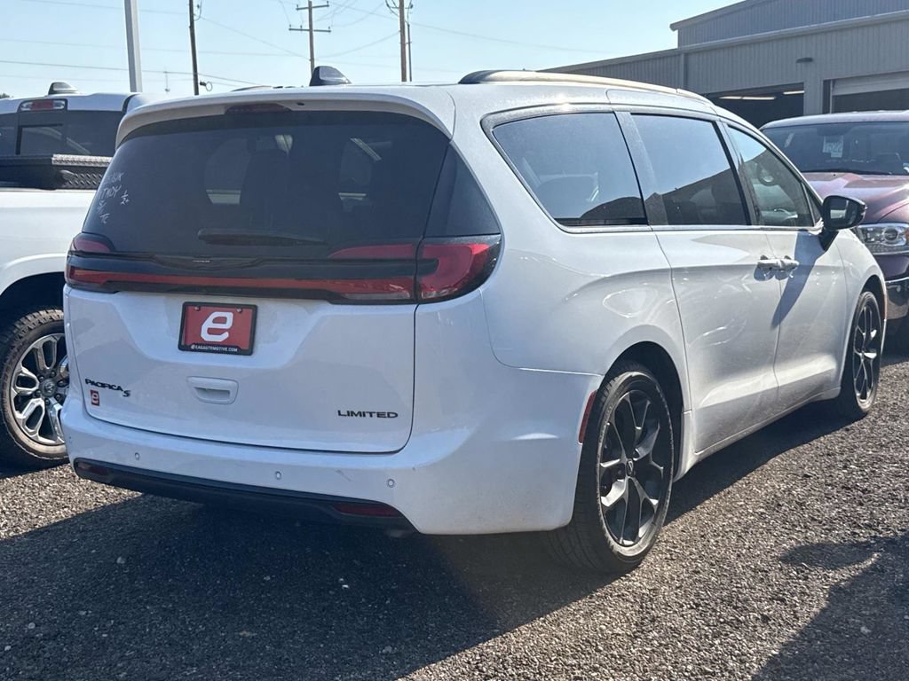Used 2025 Chrysler Pacifica Limited FWD image 5