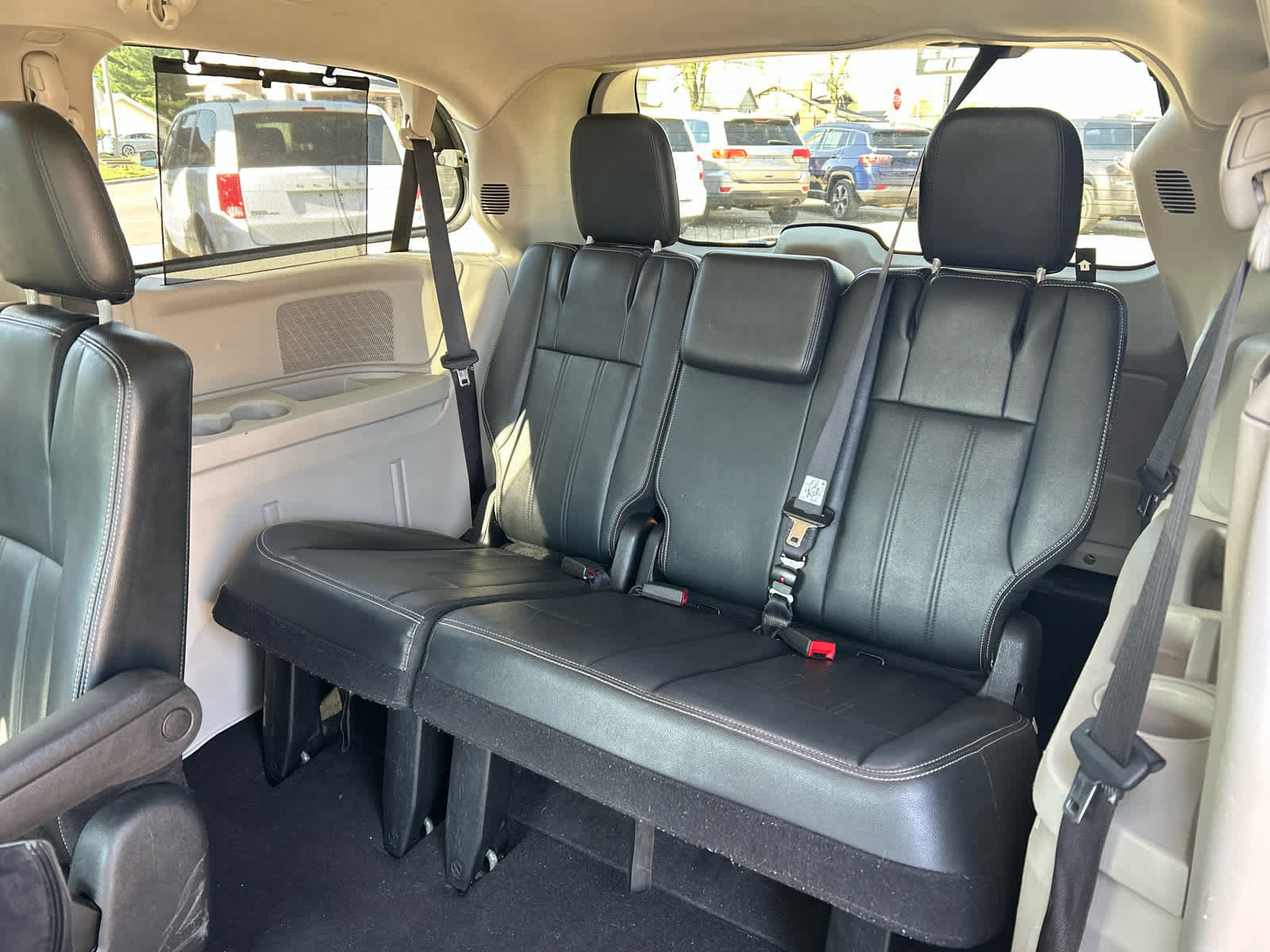 Used 2015 Chrysler Town & Country Touring FWD image 10