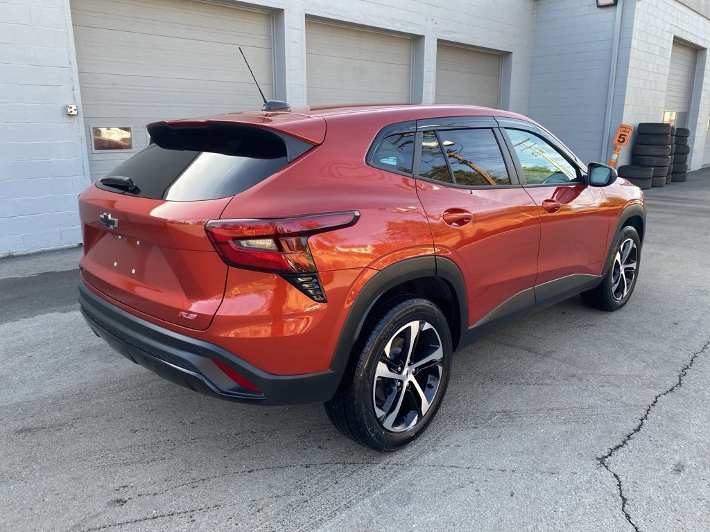 Used 2024 Chevrolet Trax RS w/ Sunroof Package image 3