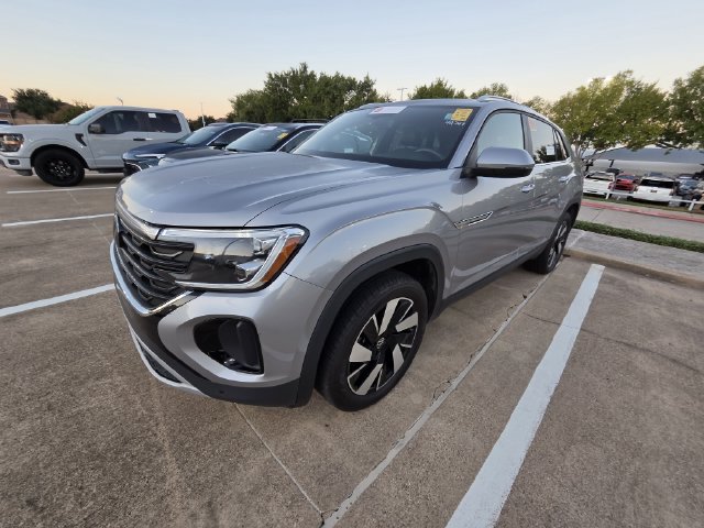 Used 2024 Volkswagen Atlas Cross Sport SE w/ Panoramic Sunroof Package FWD image 3