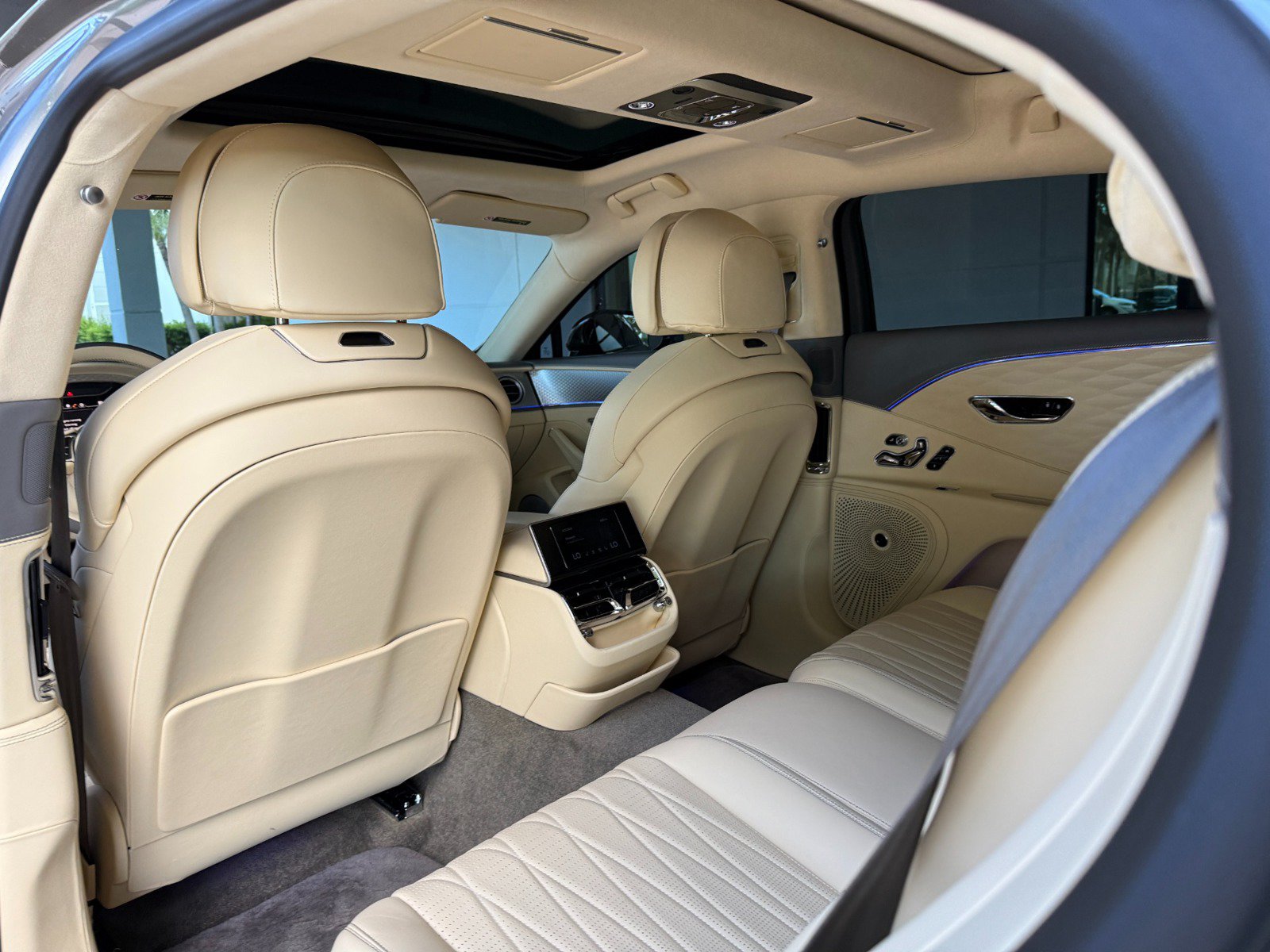 Used 2023 Bentley Flying Spur V8 AWD/4WD image 28