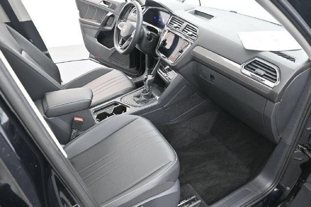 Used 2023 Volkswagen Tiguan SE FWD image 32