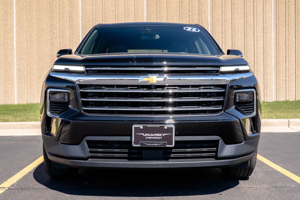 Used 2025 Chevrolet Traverse LT image 3