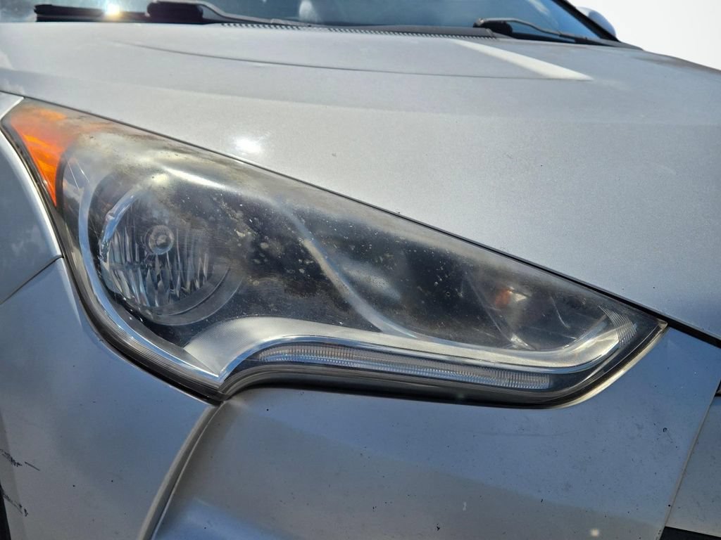 Used 2012 Hyundai Veloster FWD image 2
