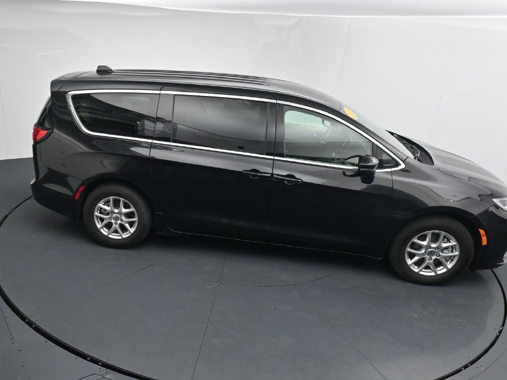 Used 2023 Chrysler Pacifica Touring-L FWD image 31