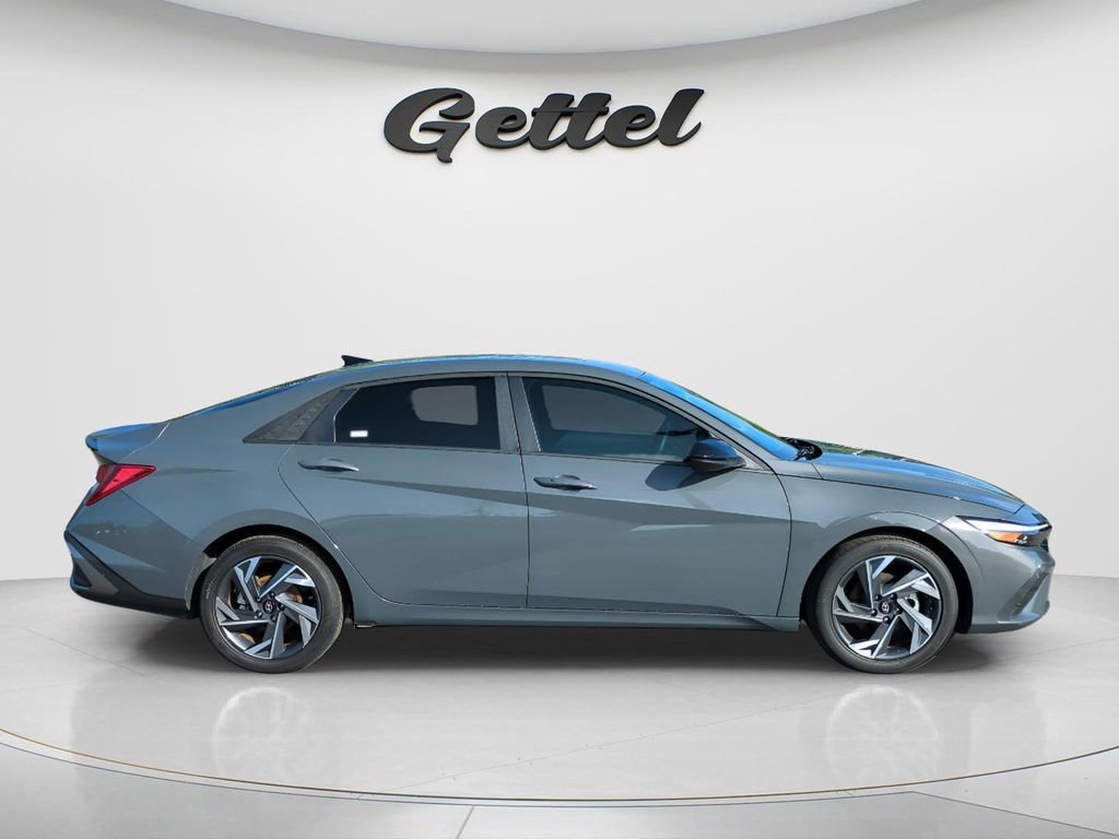 Certified 2025 Hyundai Elantra Sport w/ Cargo Package image 4