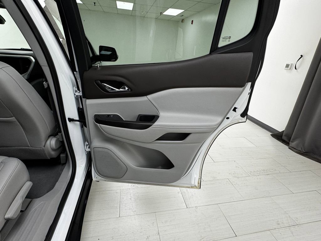 Used 2023 GMC Acadia SLT image 16