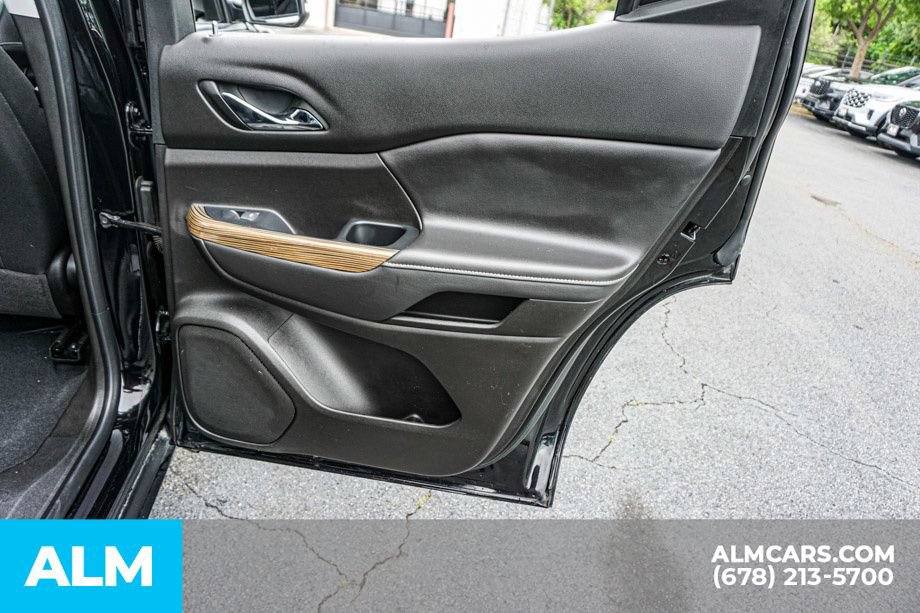 Used 2022 GMC Acadia SLE w/ Driver Convenience Package FWD image 57