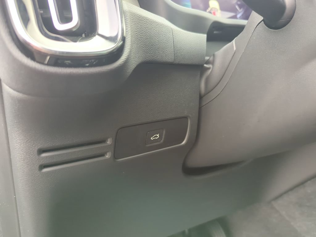 Used 2024 Volvo XC40 B5 Plus image 20