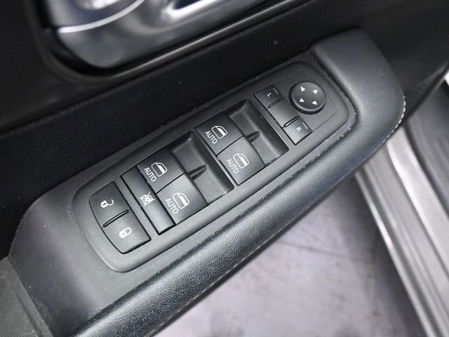 Used 2025 Chrysler Pacifica Select image 26