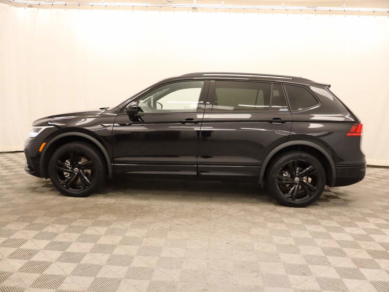 Certified 2024 Volkswagen Tiguan SE R-Line image 3