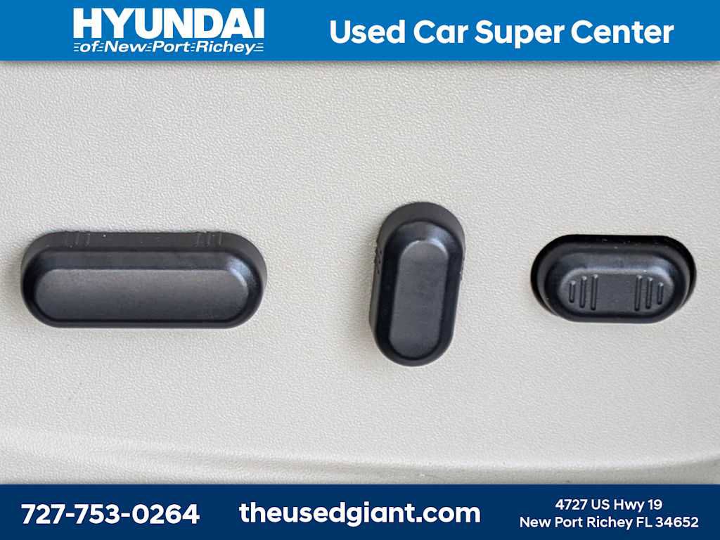 Used 2016 Ford Escape Titanium w/ Equipment Group 301A AWD/4WD image 23