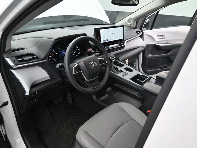 Used 2025 Toyota Sienna XLE w/ XLE Plus Package image 4