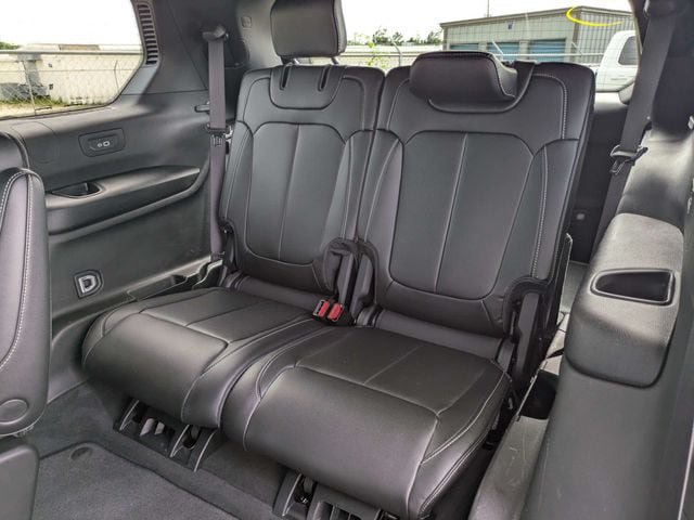 Used 2025 Jeep Grand Cherokee L Limited w/ Black Appearance Package AWD/4WD image 14