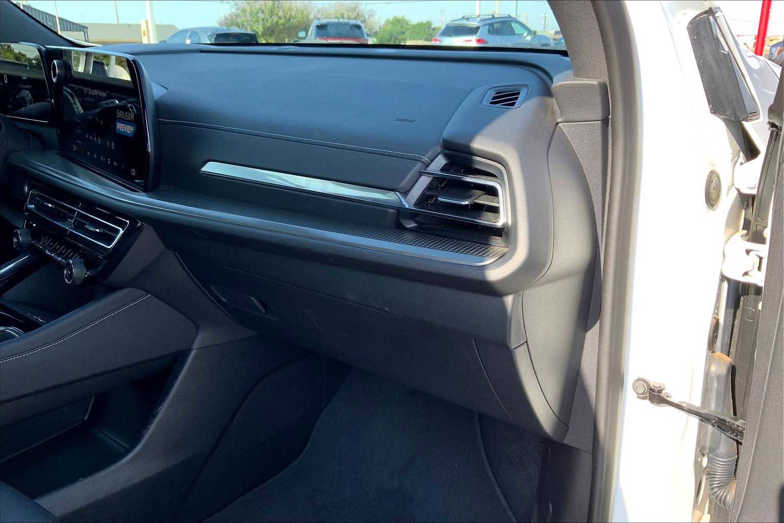 Used 2024 Chevrolet Traverse LT image 18