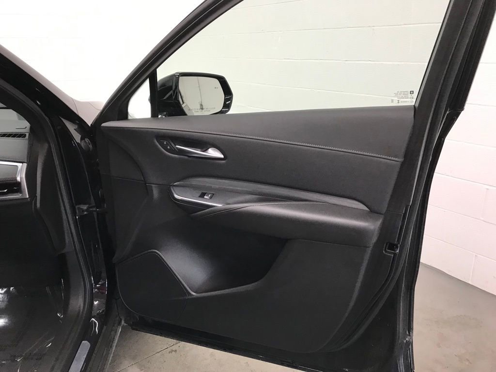 Used 2025 Cadillac XT4 Premium Luxury image 33