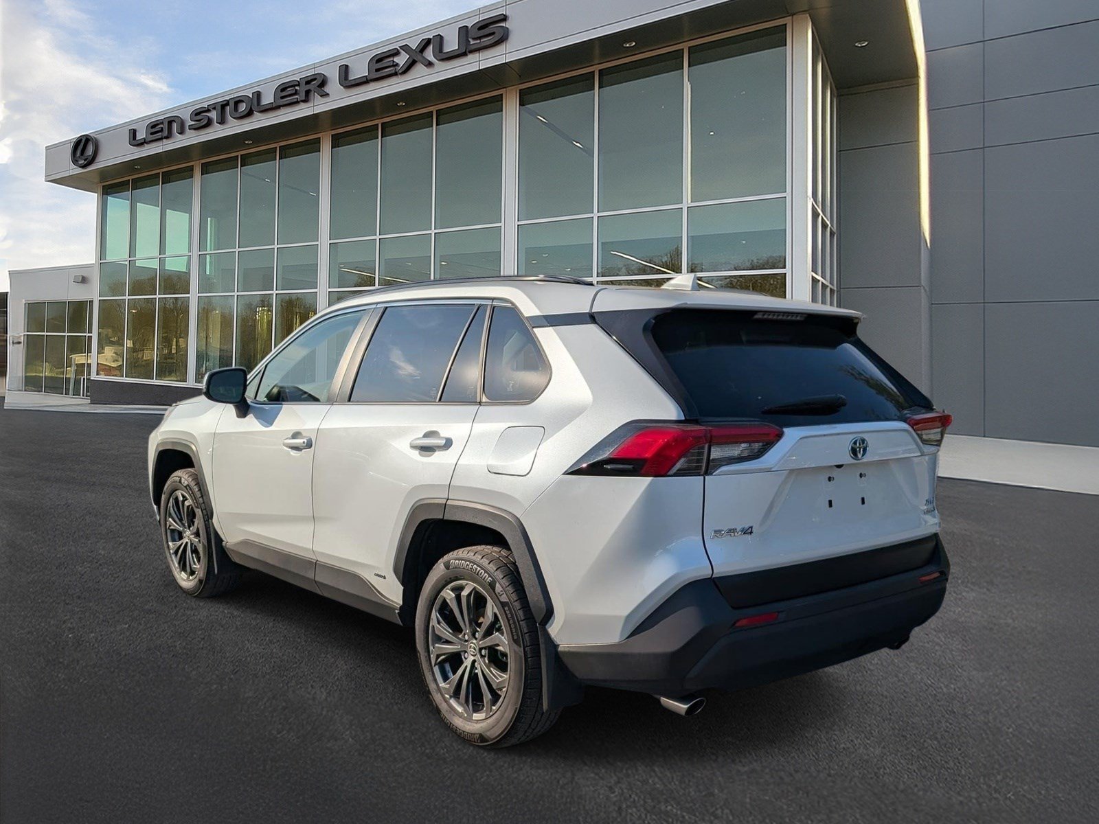 Used 2023 Toyota RAV4 XLE Premium AWD/4WD image 5