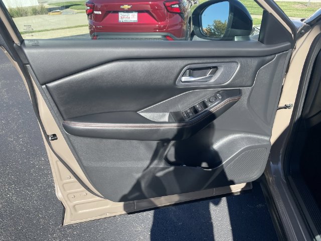Used 2025 Nissan Rogue SV AWD/4WD image 14
