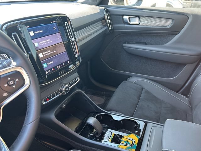 Certified 2025 Volvo XC40 B5 Plus AWD/4WD image 18