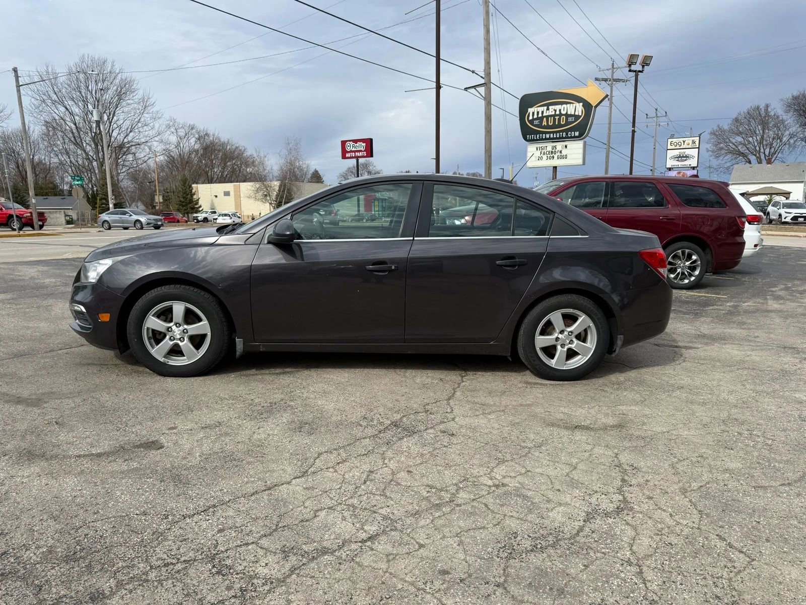 Used 2016 Chevrolet Cruze LT w/ Sun And Sound Package FWD image 2