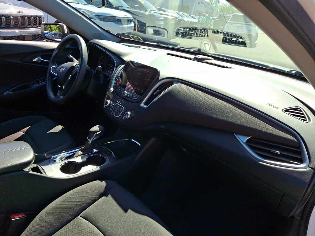 Used 2025 Chevrolet Malibu LT FWD image 11