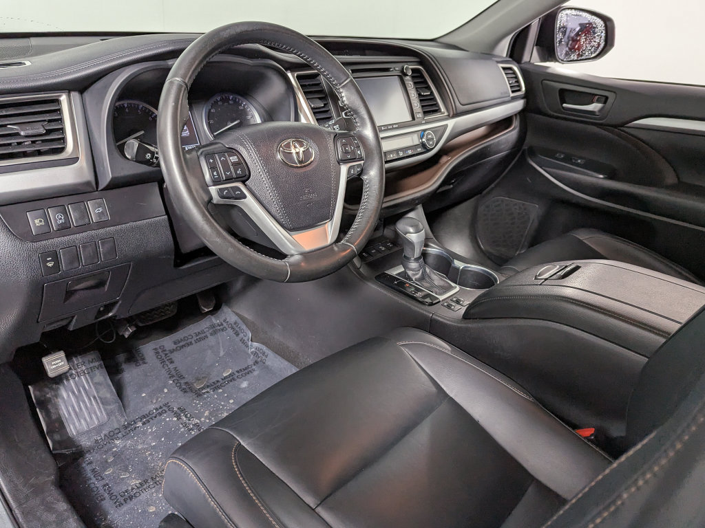 Used 2019 Toyota Highlander XLE AWD/4WD image 14